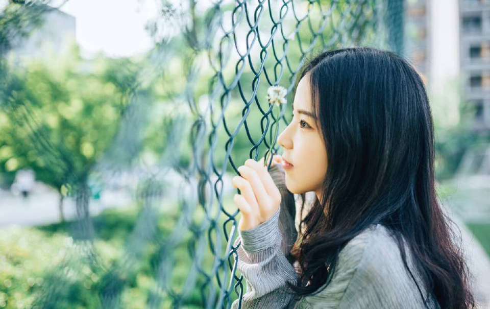 与此同时，远在襄阳的诸葛亮也收到了刘备撤兵回荆州的消息，心中彻底松了口气。